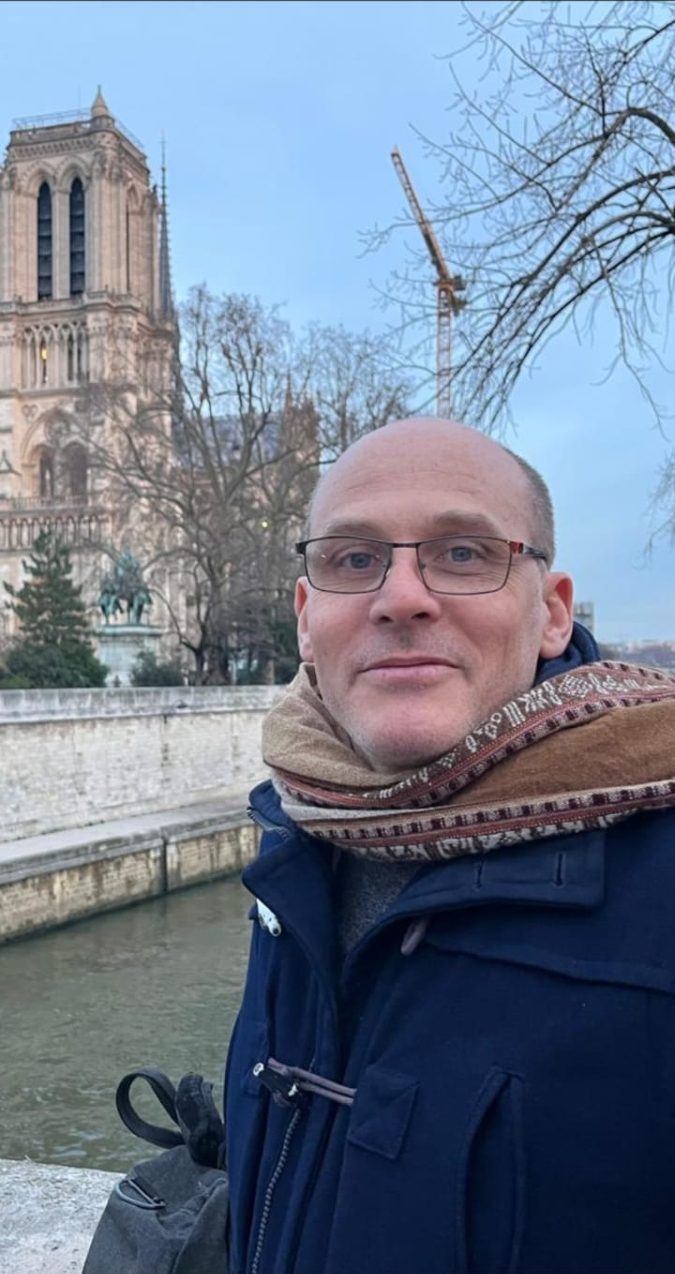 Charles en París, frente a Notre-Dame