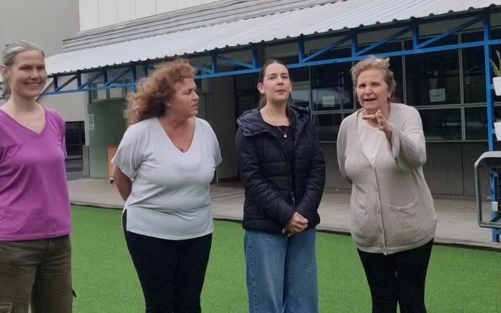 Alumnas en el patio del Liceo Jean Mermoz durante una clase
