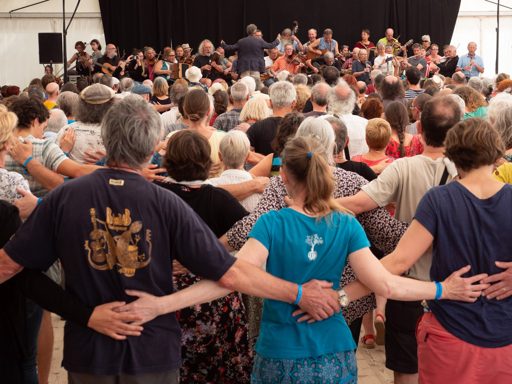 Músicos y bailarines en un bal folk en Francia