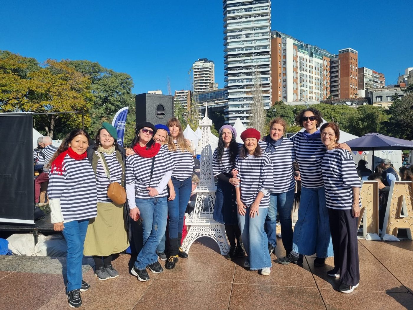 Alumnas de Che, on danse! en una feria francesa en Buenos Aires