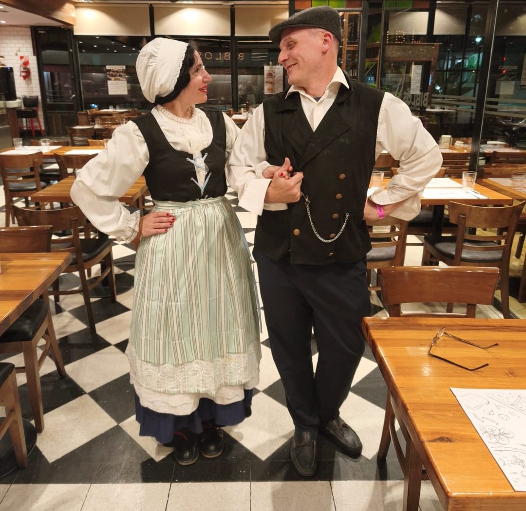 Geraldine y Charles con trajes tradicionales franceses